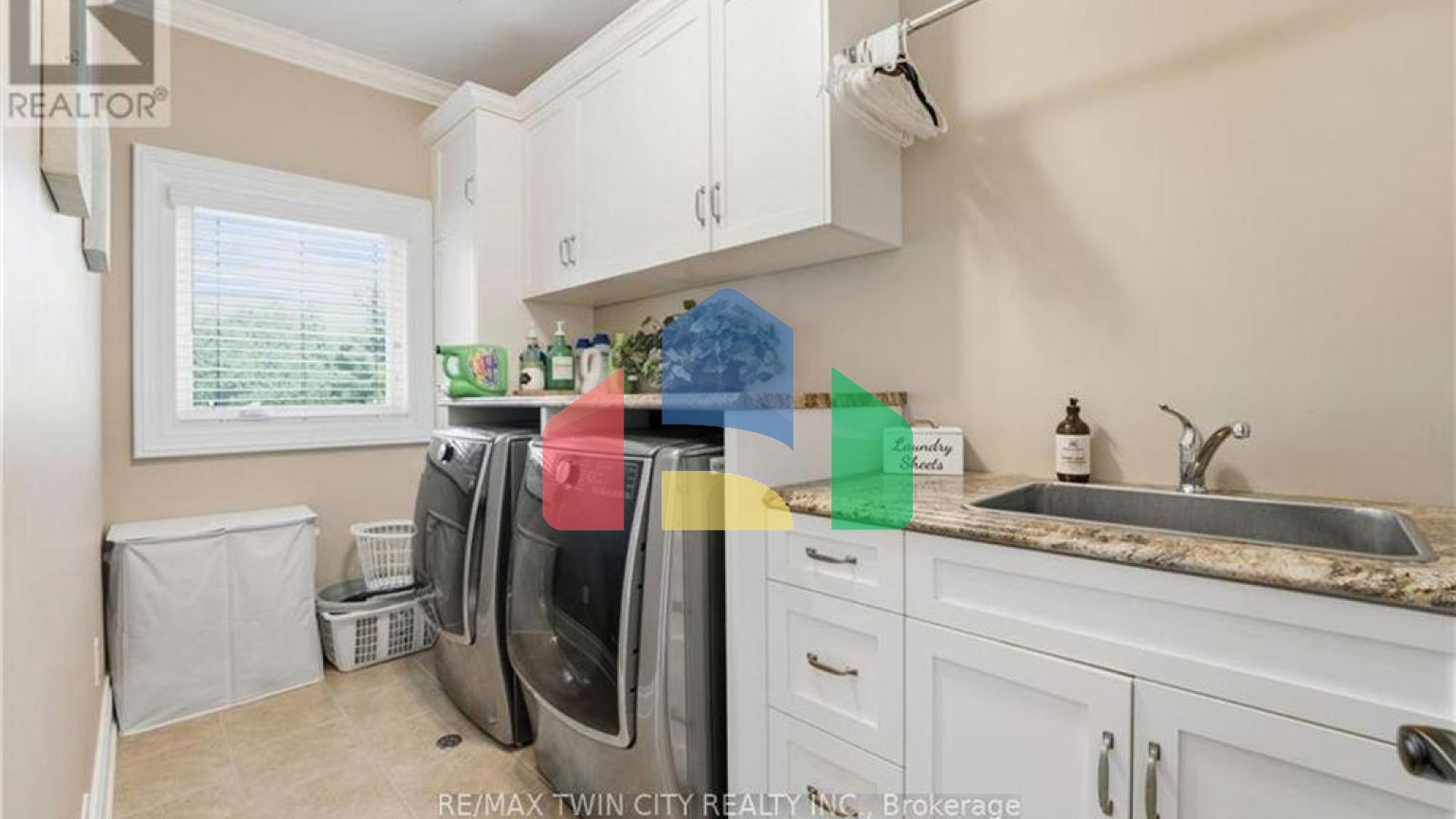 Residential - Single Family Home - Cambridge, Canada - Canada