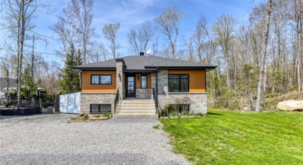 Residential - Bungalow - Saint-Hippolyte, Canada - Canada