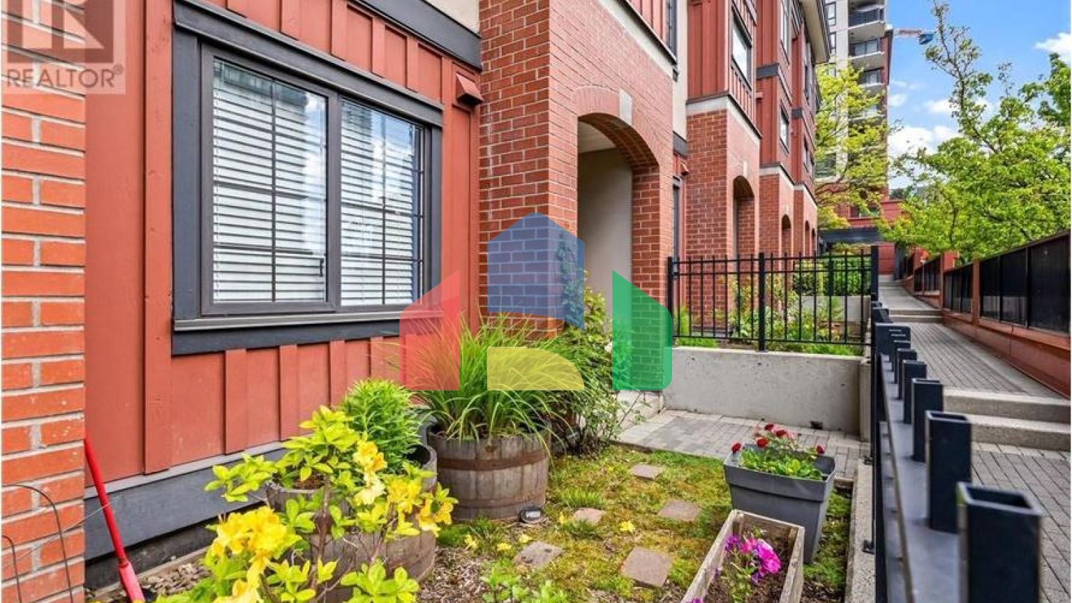 Residential - Townhouse - New Westminster, Canada - Canada