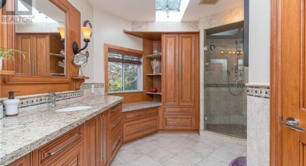 Residential - Single Family Home - Saanich, Canada - Canada