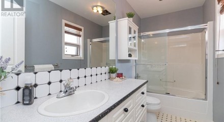 Residential - Single Family Home - Saanich, Canada - Canada