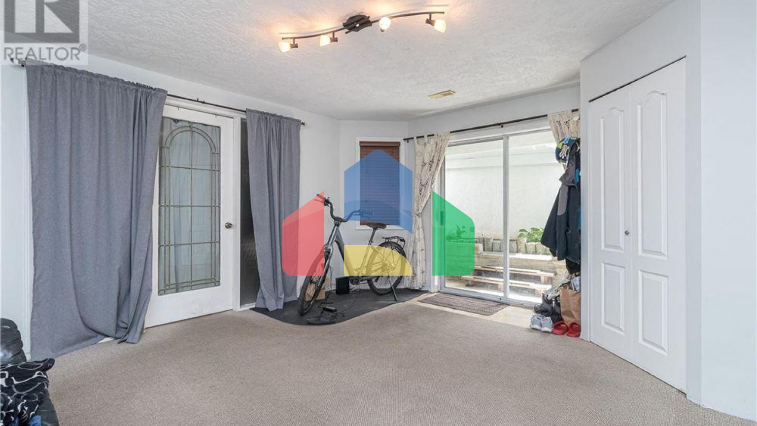 Residential - Single Family Home - Saanich, Canada - Canada