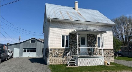 Residential - Two Level House - Maskinongé, Canada - Canada