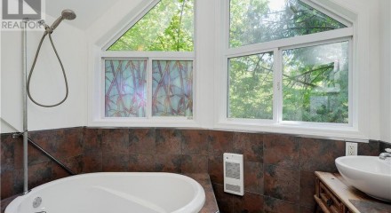Residential - Single Family Home - Central Saanich, Canada - Canada