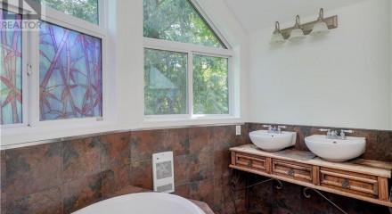 Residential - Single Family Home - Central Saanich, Canada - Canada