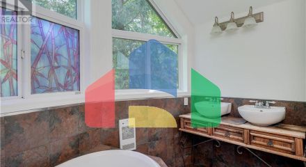 Residential - Single Family Home - Central Saanich, Canada - Canada