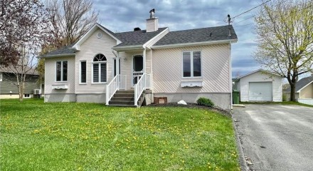 Residential - Bungalow - Asbestos, Canada - Canada