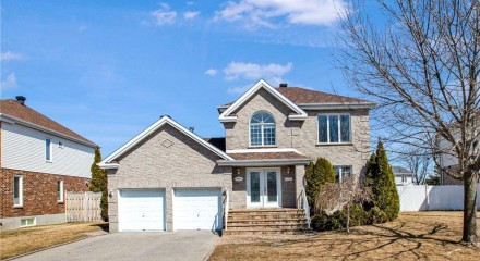 Residential - Two Level House - Pierrefonds, Canada - Canada