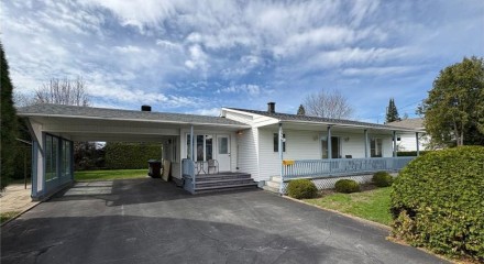 Residential - Bungalow - Sainte-Marthe-sur-le-Lac, Canada - Canada