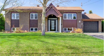 Residential - Bungalow - Vaudreuil-sur-le-Lac, Canada - Canada