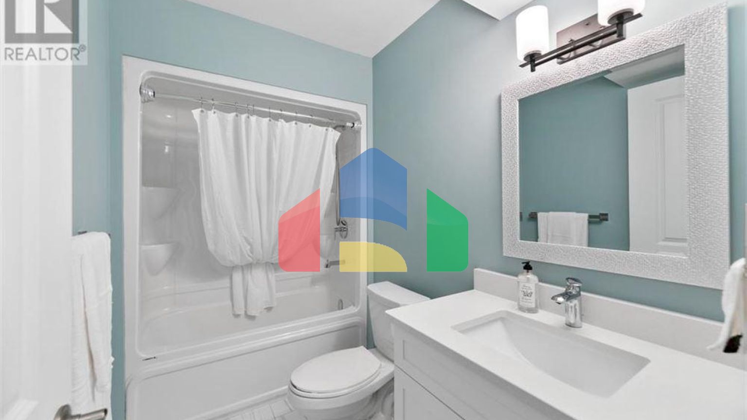 Residential - Single Family Home - Lakeshore, Canada - Canada