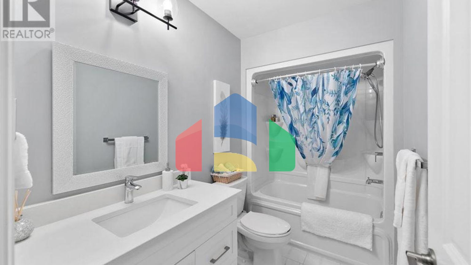 Residential - Single Family Home - Lakeshore, Canada - Canada