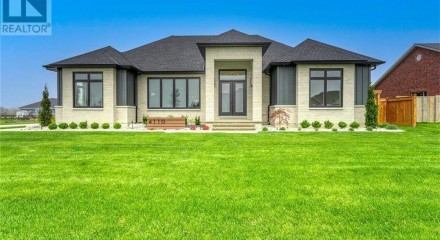 Residential - Single Family Home - Plympton-Wyoming, Canada - Canada