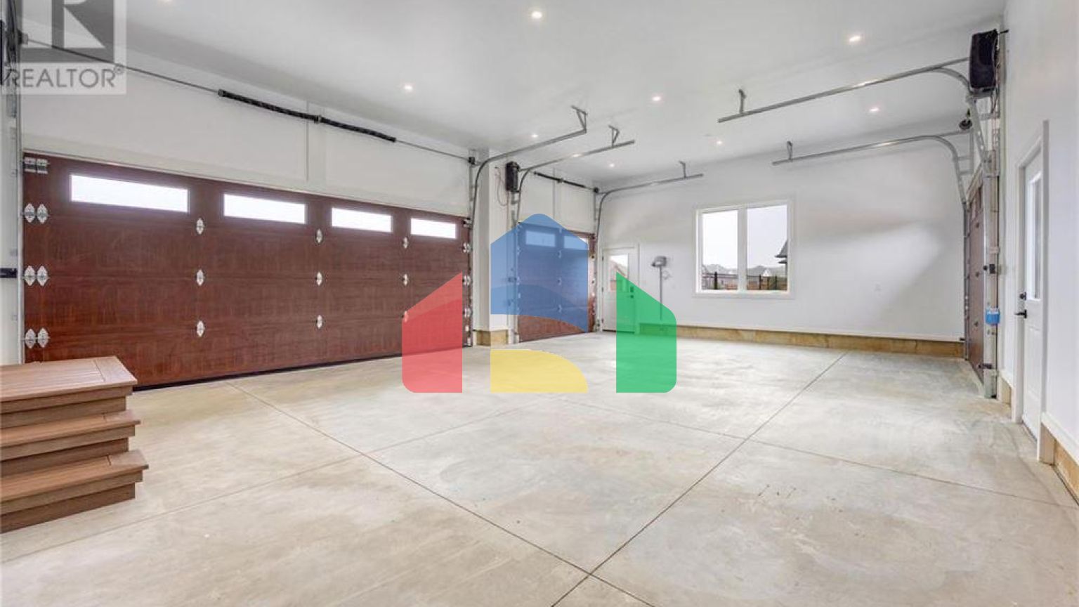 Residential - Single Family Home - Plympton-Wyoming, Canada - Canada