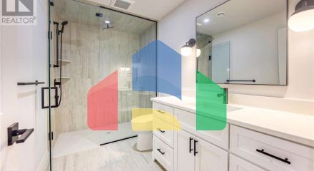 Residential - Single Family Home - Plympton-Wyoming, Canada - Canada