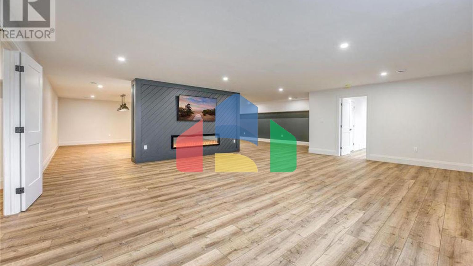 Residential - Single Family Home - Plympton-Wyoming, Canada - Canada