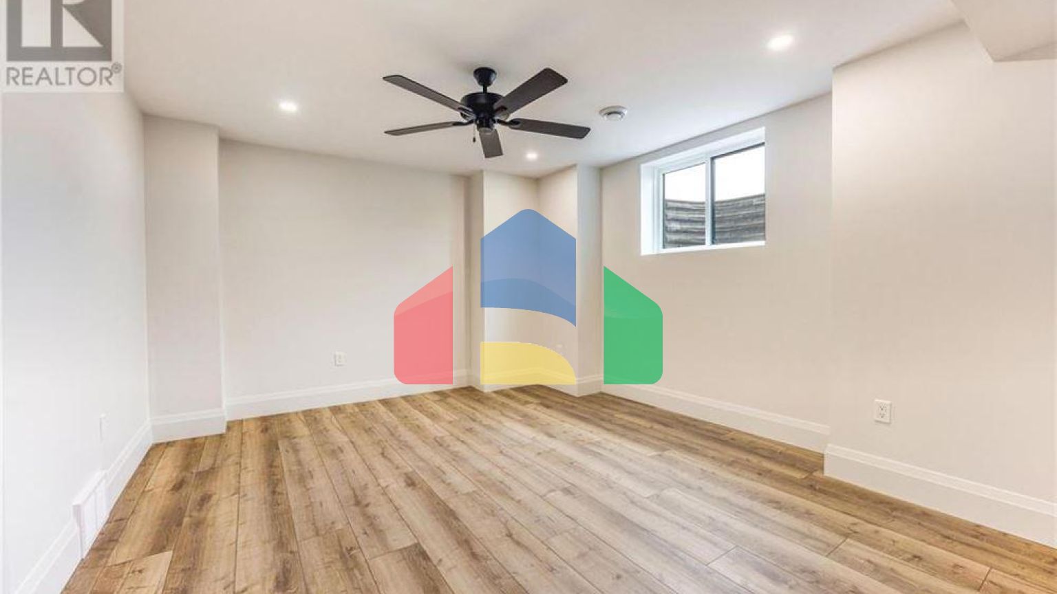 Residential - Single Family Home - Plympton-Wyoming, Canada - Canada