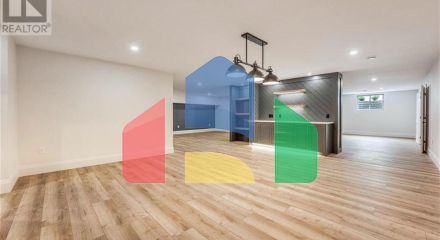 Residential - Single Family Home - Plympton-Wyoming, Canada - Canada