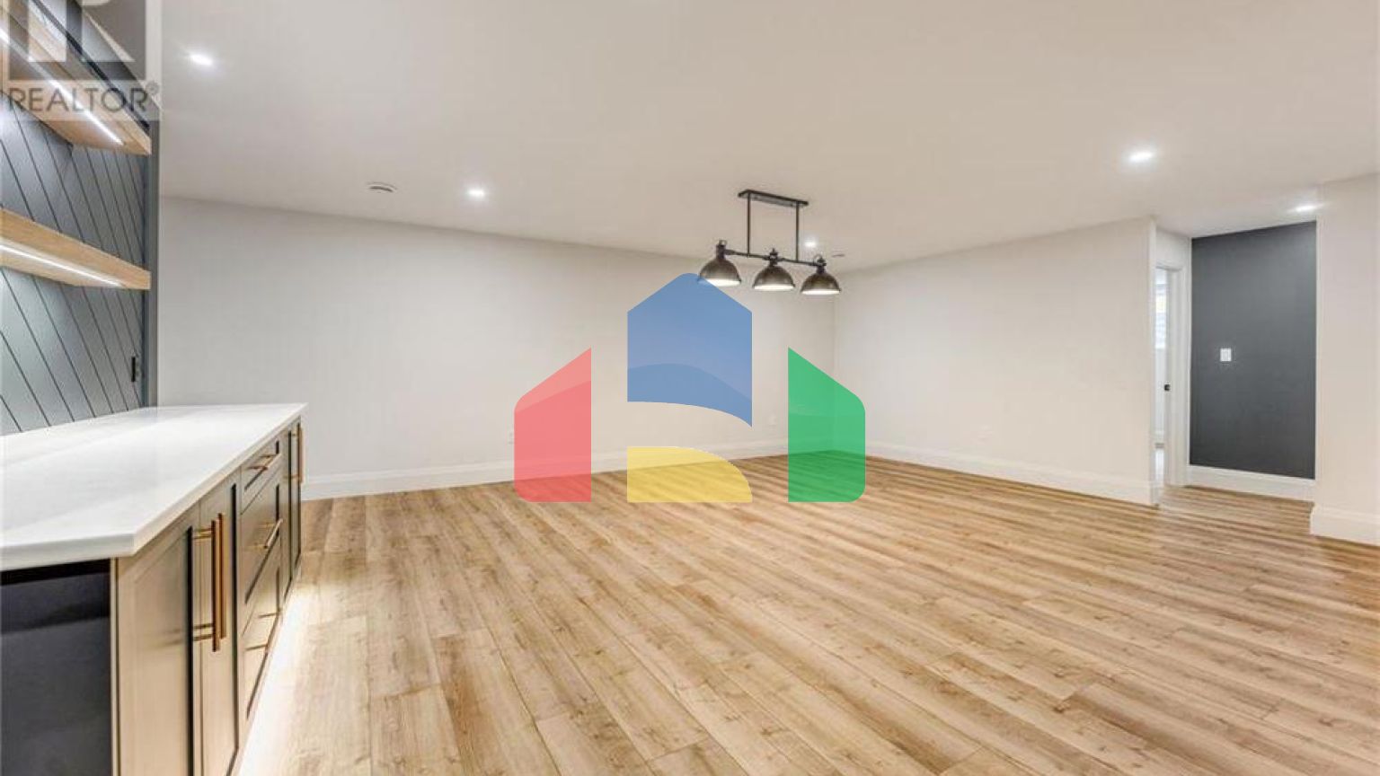 Residential - Single Family Home - Plympton-Wyoming, Canada - Canada