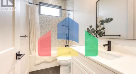 Residential - Single Family Home - Plympton-Wyoming, Canada - Canada