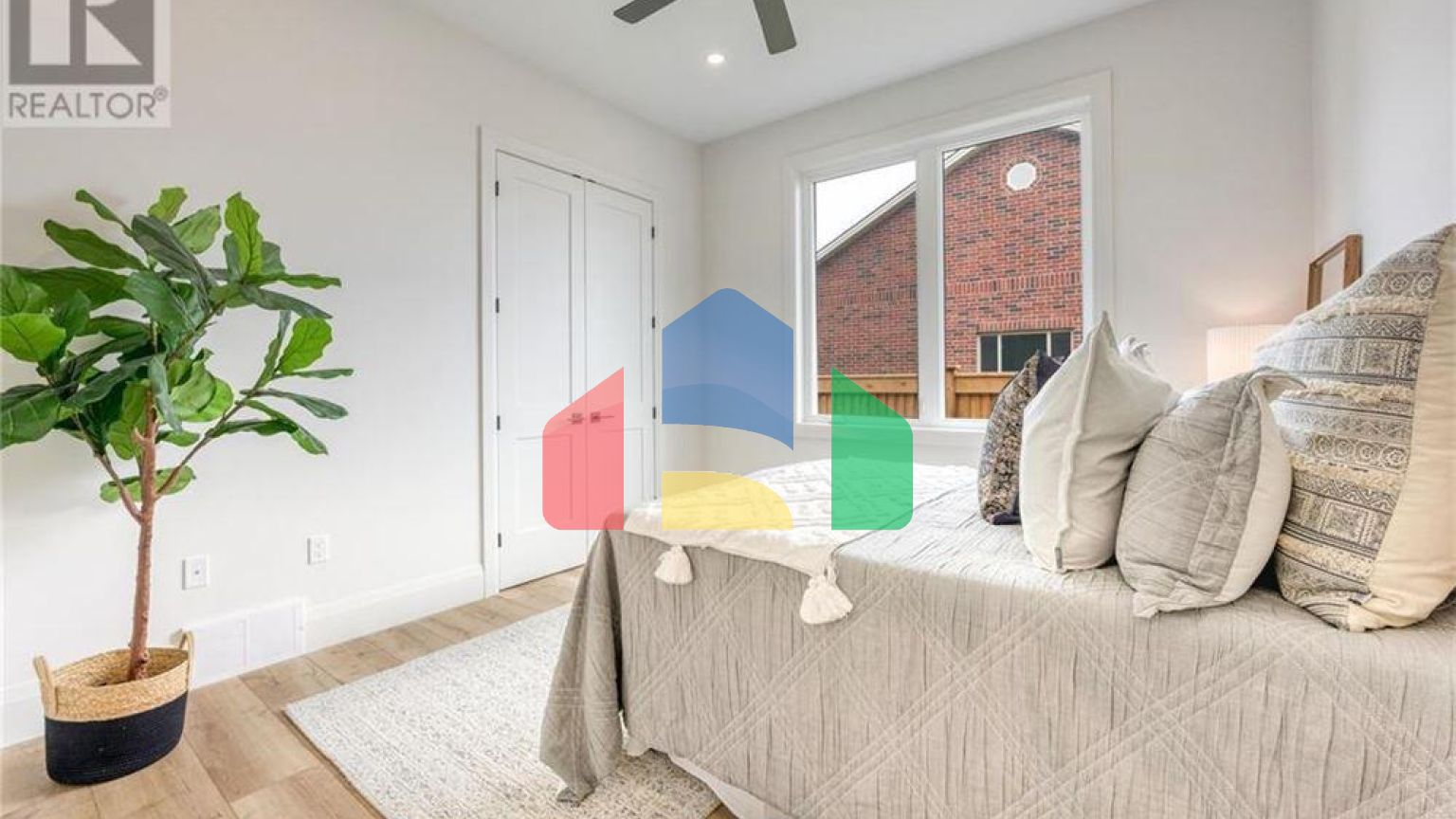 Residential - Single Family Home - Plympton-Wyoming, Canada - Canada