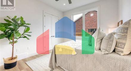 Residential - Single Family Home - Plympton-Wyoming, Canada - Canada