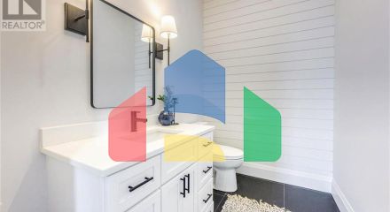 Residential - Single Family Home - Plympton-Wyoming, Canada - Canada