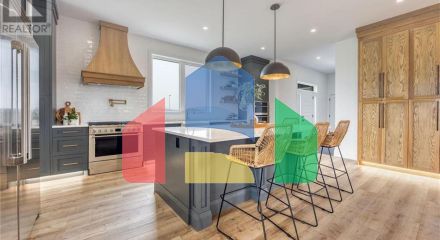 Residential - Single Family Home - Plympton-Wyoming, Canada - Canada