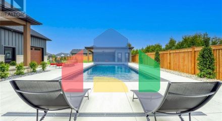 Residential - Single Family Home - Plympton-Wyoming, Canada - Canada