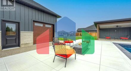 Residential - Single Family Home - Plympton-Wyoming, Canada - Canada