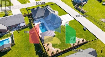 Residential - Single Family Home - Plympton-Wyoming, Canada - Canada