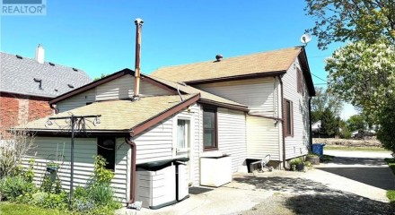 Residential - Single Family Home - Plympton-Wyoming, Canada - Canada