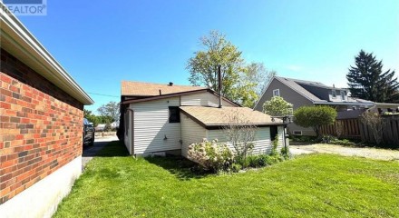 Residential - Single Family Home - Plympton-Wyoming, Canada - Canada