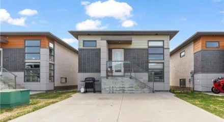 Residential - Single Family Home - Mitchell, Canada - Canada