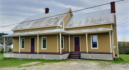 Residential - Two Level House - Sainte-Sophie, Canada - Canada
