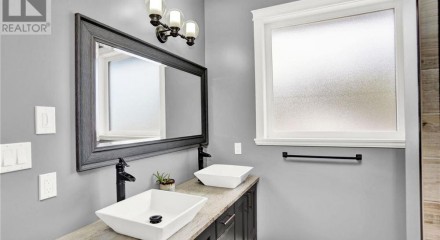 Residential - Single Family Home - Lyn, Canada - Canada