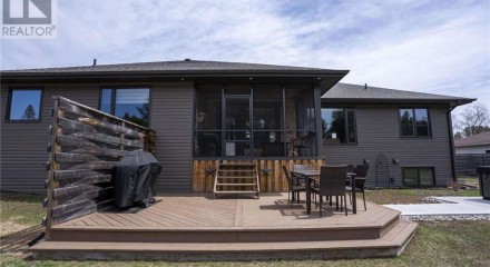 Residential - Single Family Home - Lyn, Canada - Canada