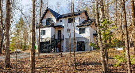 Residential - Two Level House - La Pêche, Canada - Canada