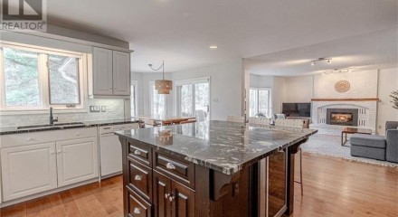 Residential - Single Family Home - Midhurst, Canada - Canada