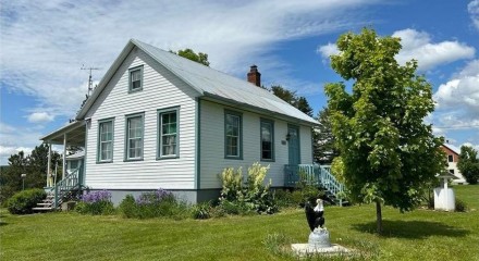 Residential - Two Level House - Lac-des-Aigles, Canada - Canada