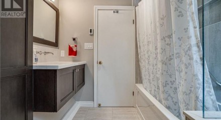 Residential - Single Family Home - Dundas, Canada - Canada
