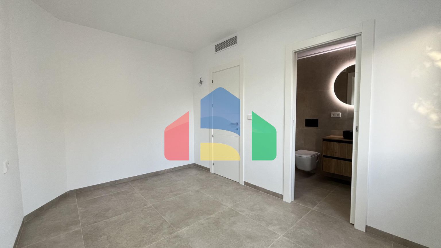 Новая вилла с частным бассейном, готовая к заселению, всего в 500 м от пляжа