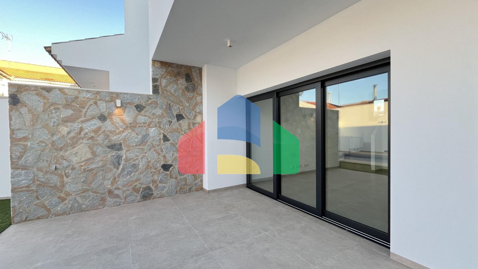 Новая вилла с частным бассейном, готовая к заселению, всего в 500 м от пляжа