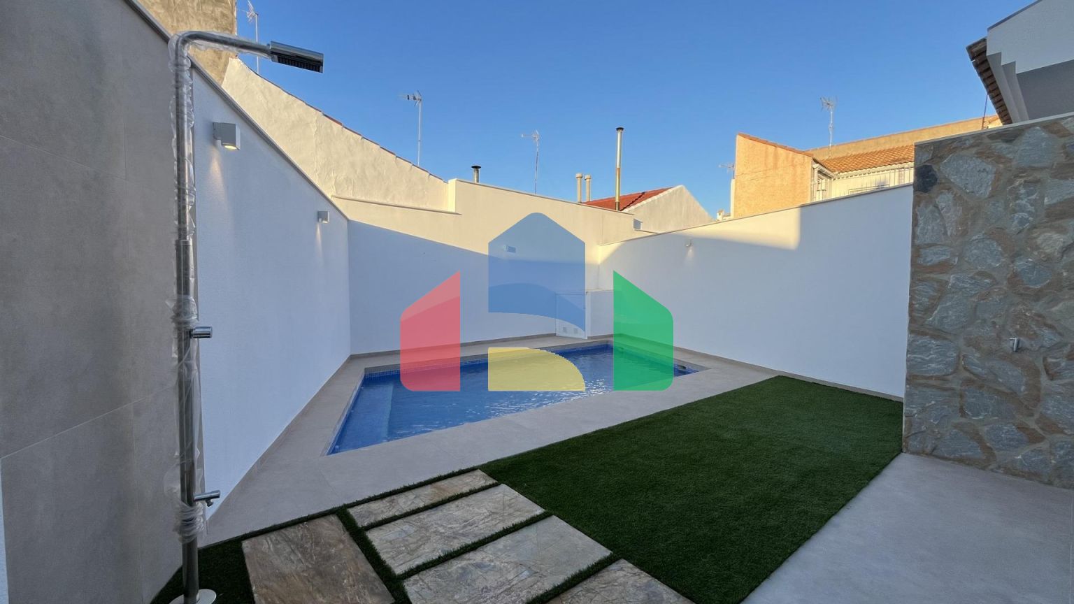 Новая вилла с частным бассейном, готовая к заселению, всего в 500 м от пляжа