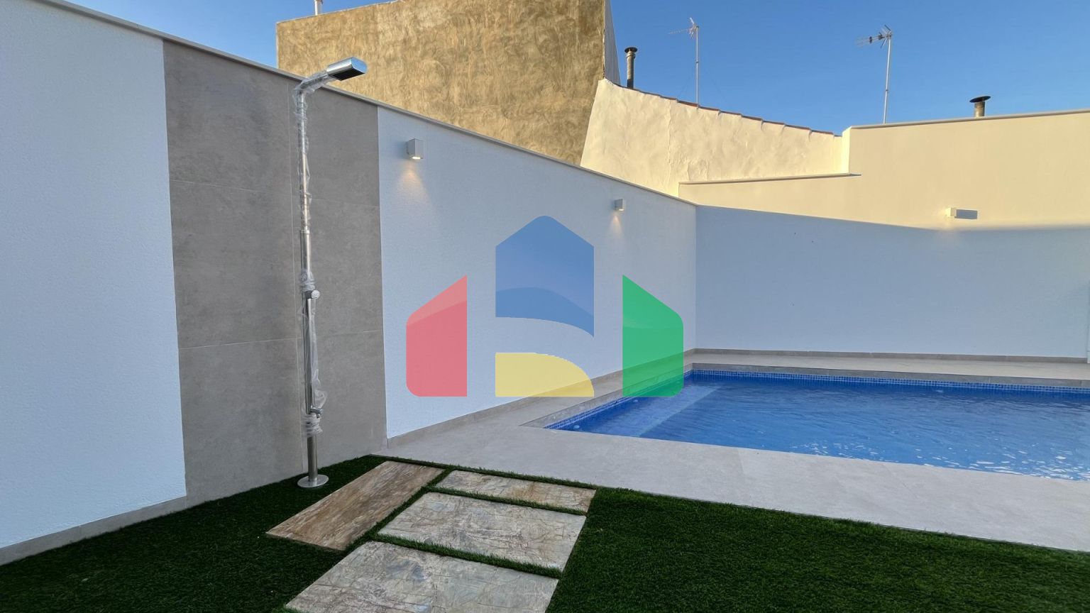 Новая вилла с частным бассейном, готовая к заселению, всего в 500 м от пляжа