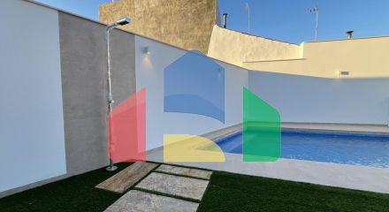 Новая вилла с частным бассейном, готовая к заселению, всего в 500 м от пляжа