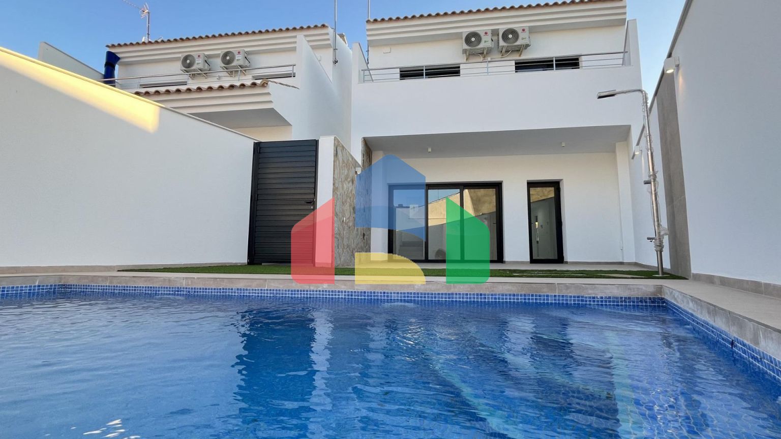 Новая вилла с частным бассейном, готовая к заселению, всего в 500 м от пляжа