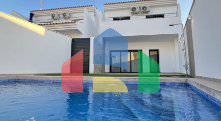 Новая вилла с частным бассейном, готовая к заселению, всего в 500 м от пляжа