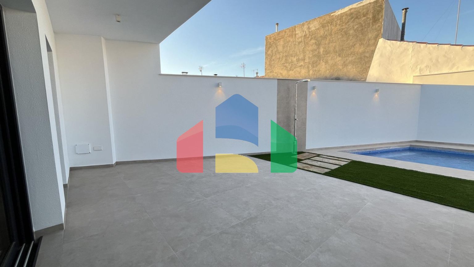 Новая вилла с частным бассейном, готовая к заселению, всего в 500 м от пляжа