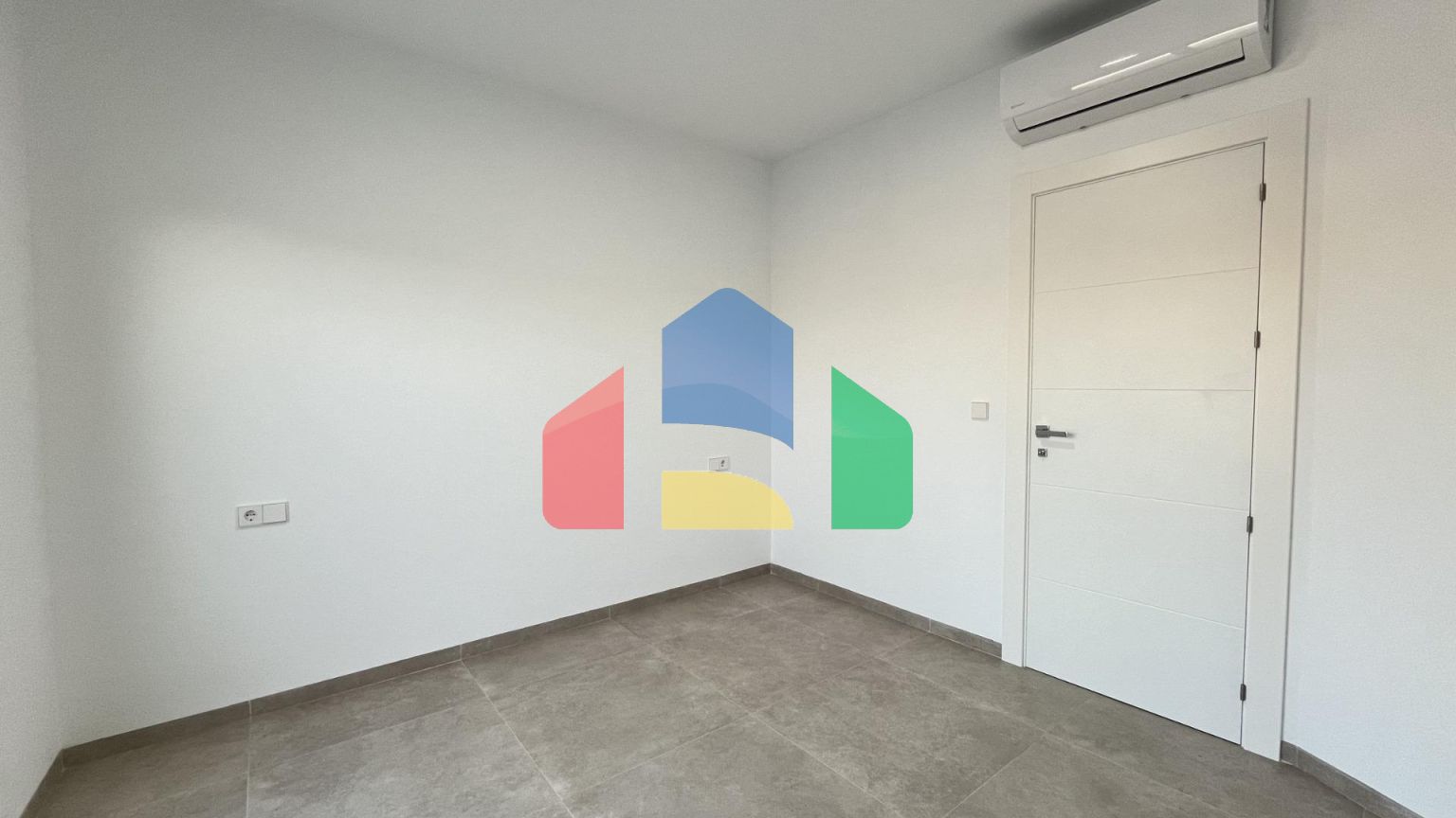 Новая вилла с частным бассейном, готовая к заселению, всего в 500 м от пляжа